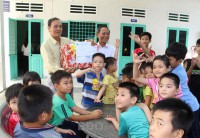 Niềm vui của trẻ ở Trung tâm Bảo trợ xã hội Đồng Tâm khi nhận quà Tết thiếu nhi từ Sở LĐ-TB&XH.