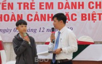 Em Võ Văn Kiệt (trái), trẻ có hoàn cảnh đặc biệt ở Làng Trẻ em SOS Quy Nhơn tìm hiểu về quyền trẻ em tại diễn đàn dành cho đối tượng như mình.