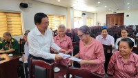 Bí thư Tỉnh ủy Hồ Quốc Dũng thăm, tặng quà người có công tại TP Quy Nhơn