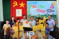 Phó Chủ tịch Thường trực UBND tỉnh Nguyễn Tuấn Thanh thăm, tặng quà cho trẻ em có hoàn cảnh đặc biệt nhân dịp Tết Trung thu