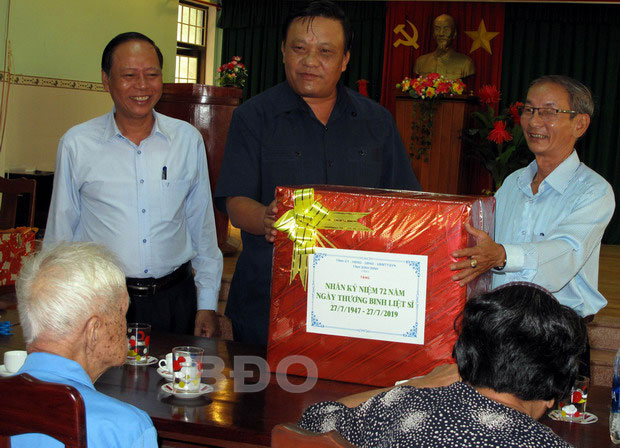 Đồng chí Lê Kim Toàn (chính giữa) thăm, tặng quà cho cán bộ, nhân viên của Trung tâm Chăm sóc và Điều dưỡng Người có công tỉnh.