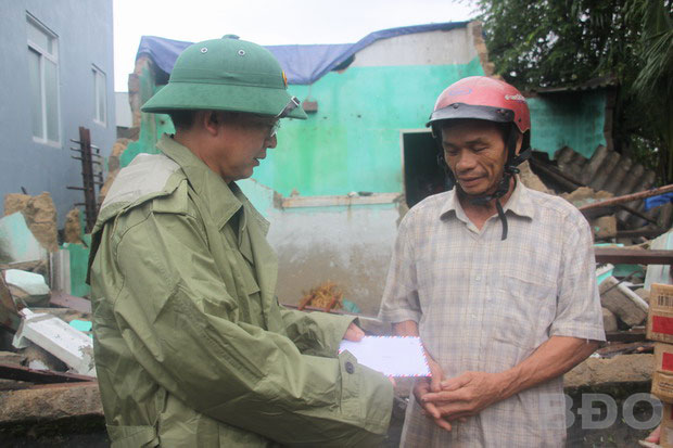 Chủ tịch UBND tỉnh Hồ Quốc Dũng thăm hỏi, động viên và tặng quà cho một hộ dân ở xã Phước Thuận, huyện tuy Phước có nhà bị sập trong cơn bão số 5 vừa qua.