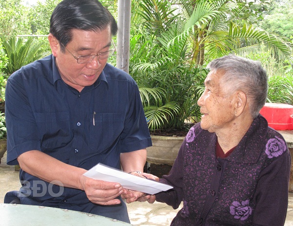 Bí thư Tỉnh ủy thăm hỏi, tặng quà Tết cho Mẹ Việt Nam anh hùng Huỳnh Thị Tào (97 tuổi, ở thôn An Trinh).