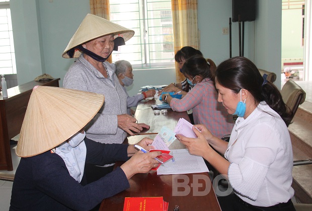 Người có công với cách mạng, người thuộc hộ cận nghèo và đối tượng bảo trợ xã hội ở phường Lê Lợi nhận hỗ trợ dành cho người dân gặp khó khăn do đại dịch Covid-19 vào sáng 12.5.