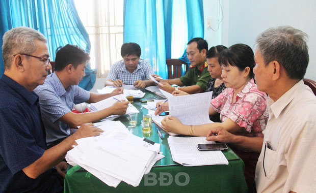 Hội đồng xét duyệt đối tượng bị ảnh hưởng bởi dịch bệnh Covid-19 phường Quang Trung xét hồ sơ bị ảnh hưởng trên địa bàn khu phố 1 vào sáng 3.6.