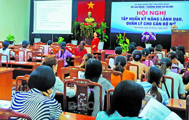 Báo cáo viên Phạm Thị Thu Hồng hướng dẫn cán bộ lãnh đạo nữ cấp xã tham gia Hội nghị tập huấn các kỹ năng quản lý hiệu quả.