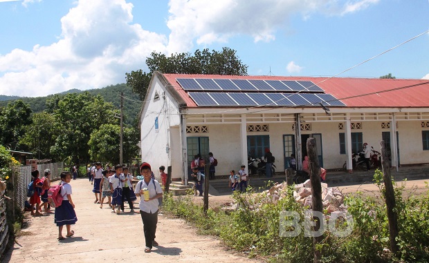 Điểm trường làng Canh Tiến (xã Canh Liên, huyện Vân Canh) được đầu tư xây dựng khang trang và lắp đặt hệ thống điện mặt trời, giúp thầy trò có thể sử dụng thường xuyên các thiết bị dạy học điện tử.