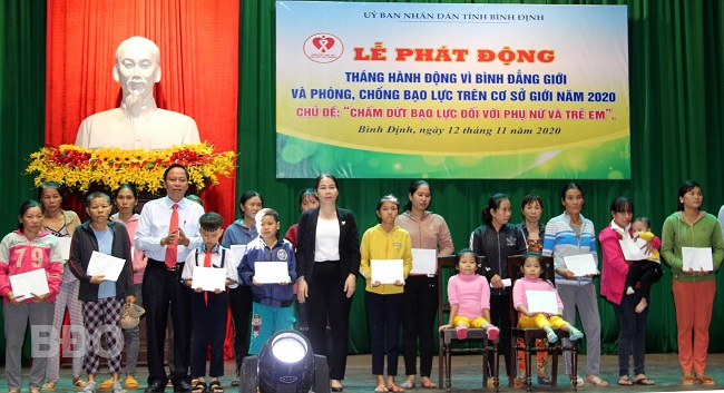 UBND tỉnh tặng quà hỗ trợ đột xuất cho 20 phụ nữ, trẻ em có hoàn cảnh khó khăn của huyện Hoài Ân (mỗi suất 1 triệu đồng), nhân Lễ phát động.