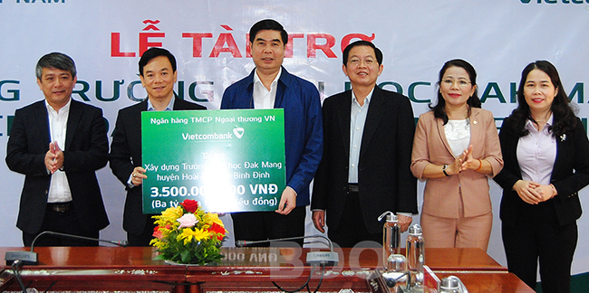  Đoàn công tác lãnh đạo tỉnh tiếp nhận nguồn kinh phí tài trợ 3,5 tỷ đồng của Ngân hàng Vietconbank Việt Nam hỗ trợ xây dựng trường Tiểu học xã Đắk Mang