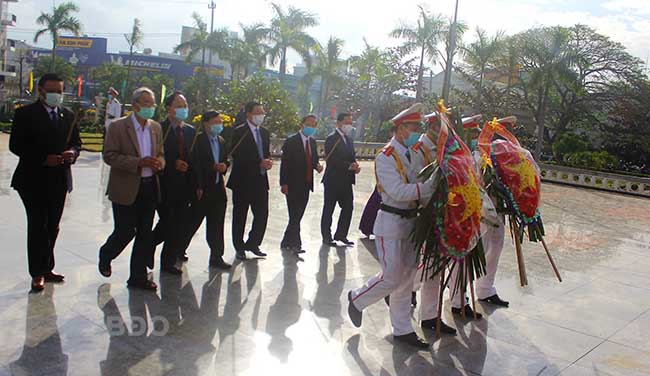 Đại biểu dâng hoa lên Đài tưởng niệm.