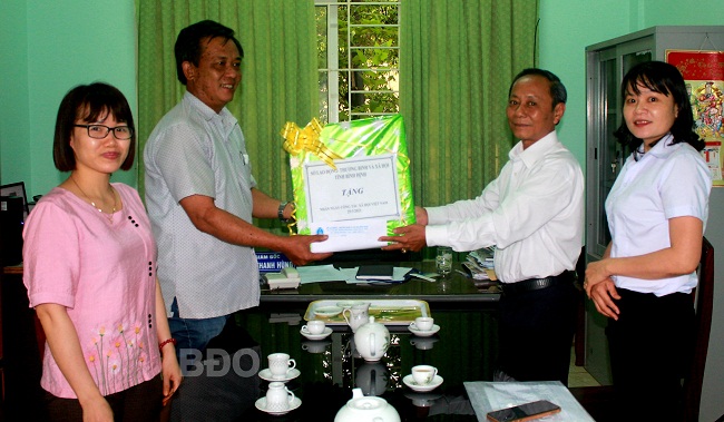 Trao tặng quà cho Cơ sở cai nghiện ma túy.