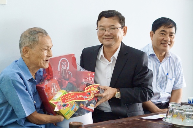 Phó Chủ tịch UBND tỉnh Nguyễn Tự Công Hoàng thăm, chúc tết các đơn vị, gia đình chính sách và nguyên lãnh đạo tỉnh