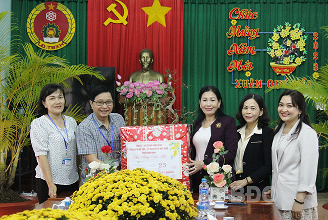 Phó Chủ tịch HĐND tỉnh Huỳnh Thúy Vân thăm, chúc tết các đơn vị