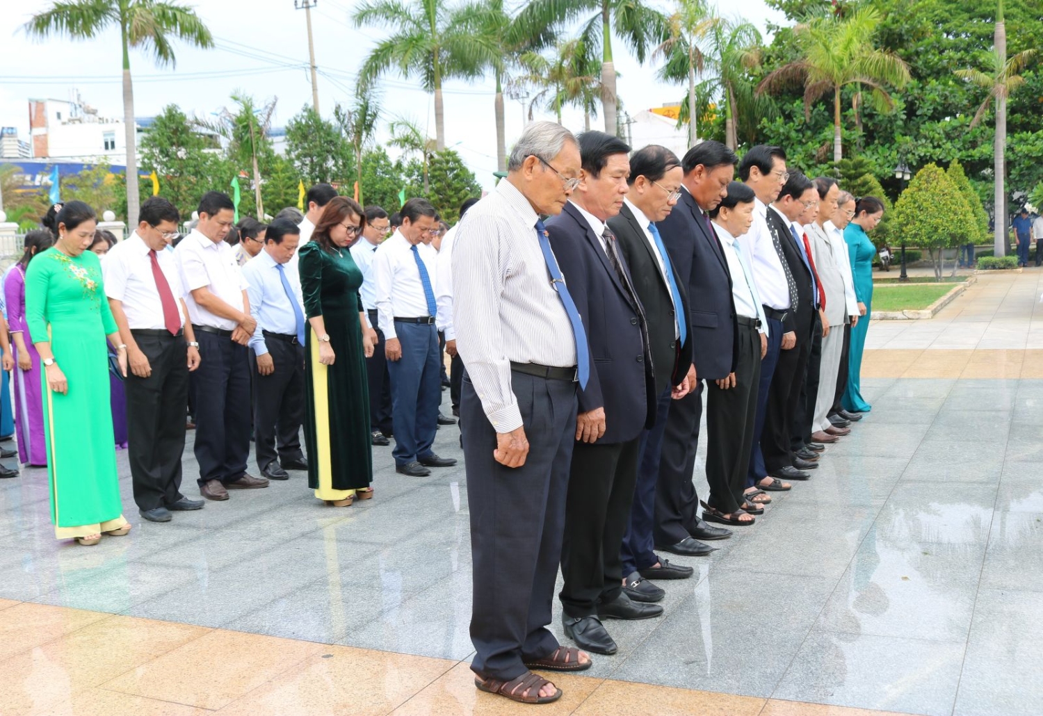 Lãnh đạo tỉnh viếng Nghĩa trang liệt sĩ thành phố Quy Nhơn