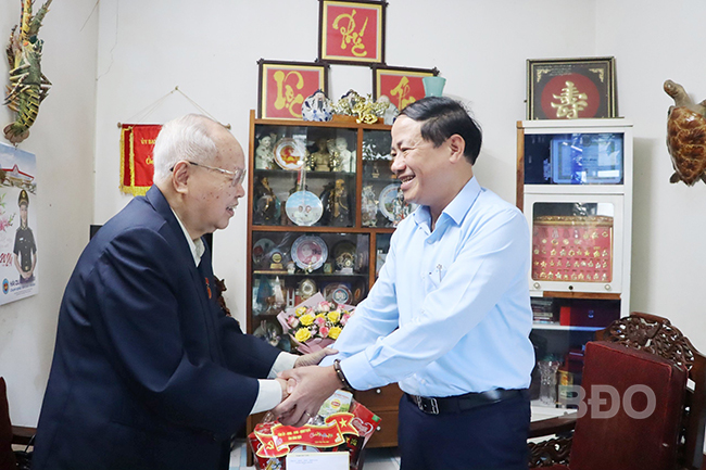 Chủ tịch UBND tỉnh Phạm Anh Tuấn thăm, chúc Tết nguyên lãnh đạo tỉnh