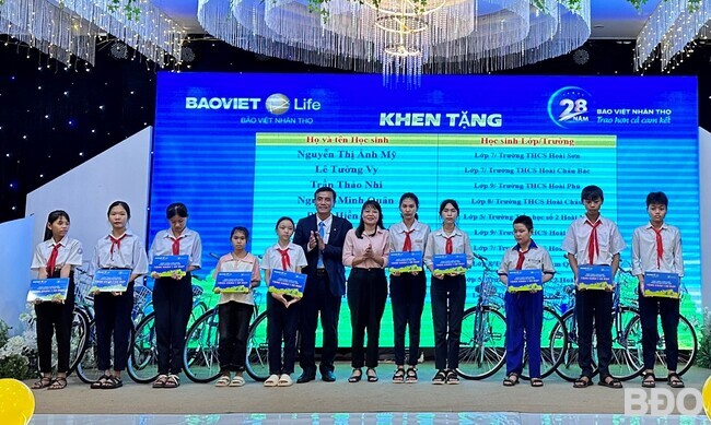 Bảo Việt Nhân thọ Bắc Bình Định trao 20 xe đạp cho học sinh nghèo hiếu học