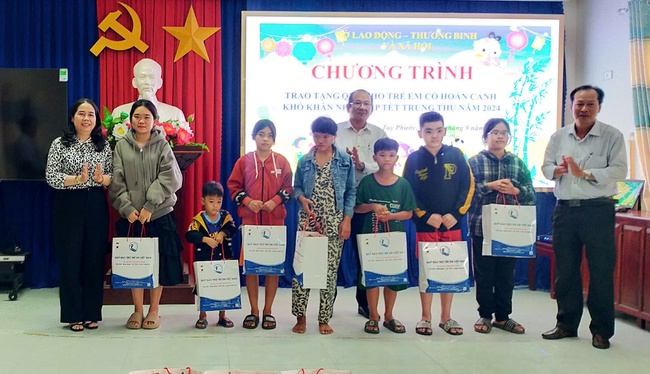 Thăm, tặng 50 suất quà trung thu cho trẻ em khó khăn